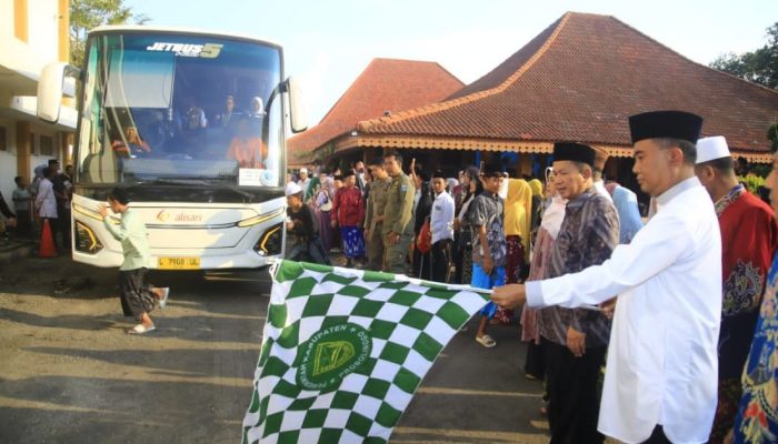 Sekda Ugas Berangkatkan Jemaah Haji Kloter 96