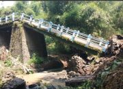 Curah Hujan Tinggi, Jembatan Penghubung Antar Kecamatan di Kabupetan Pasuruan Ambrol