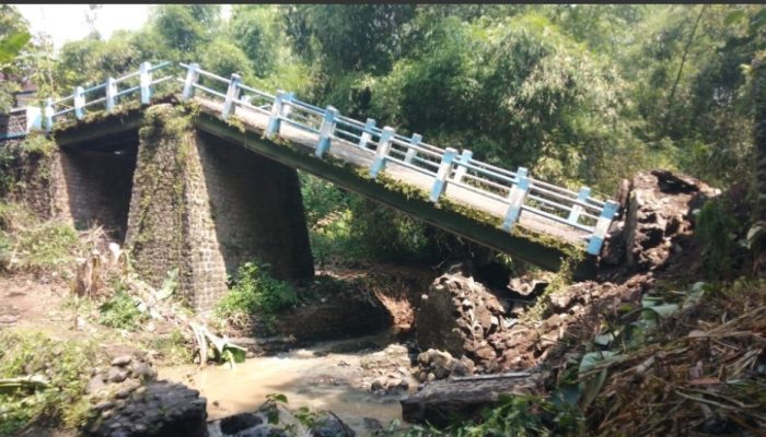 Curah Hujan Tinggi, Jembatan Penghubung Antar Kecamatan di Kabupetan Pasuruan Ambrol