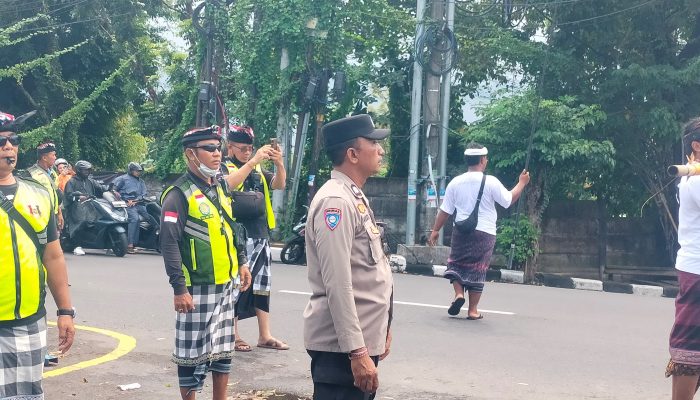 Polsek Densel: Amankan Prosesi Pengabenan Warga Banjar Batanpoh-Sanur Kaja