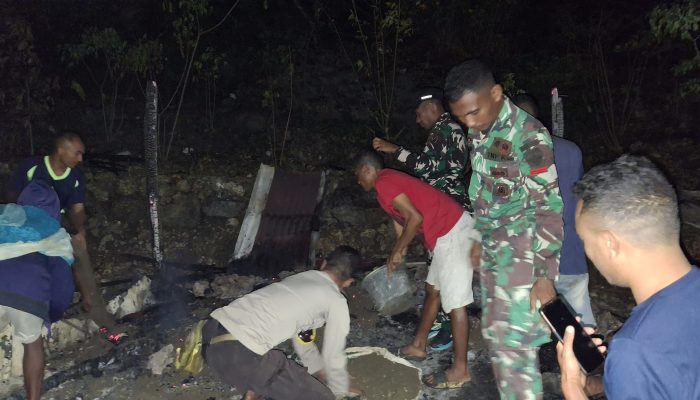 Pos Mahen Satgas Yonif 741/GN Sigap Bantu Padamkan Api Rumah Warga Kebakaran di Daerah Perbatasan