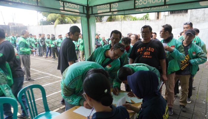 Biddokkes Polda Bali Laksanakan Bakti Kesehatan untuk Pengemudi Ojek Online