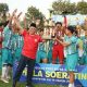 SMPN 2 Football Class Jadi Juara Soeratin U15, Gus Qowim Serahkan Pialanya