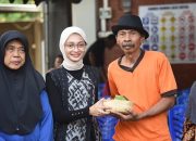 Distribusi Daging Kurban Dengan Besek dan Daun Jati, Mbak Wali : Upaya Jaga Kelestarian Lingkungan