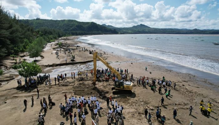 Hari Lingkungan Hidup Sedunia 2025, PJT I Bagikan Bibit Pohon dan Bersihkan Pantai