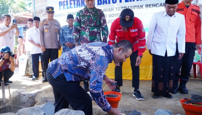 Disperkim Serahkan Bantuan Pembangunan dan Rehabilitasi Rumah Korban Bencana