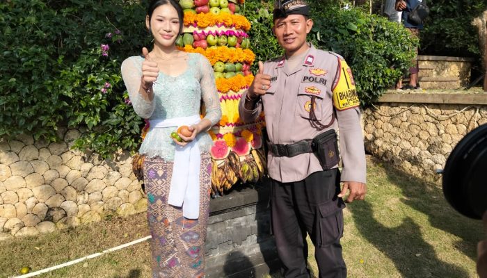 Polsek Kuta Selatan Kawal Perayaan Tumpek Kandang di Pura Alas Kekeran, Uluwatu