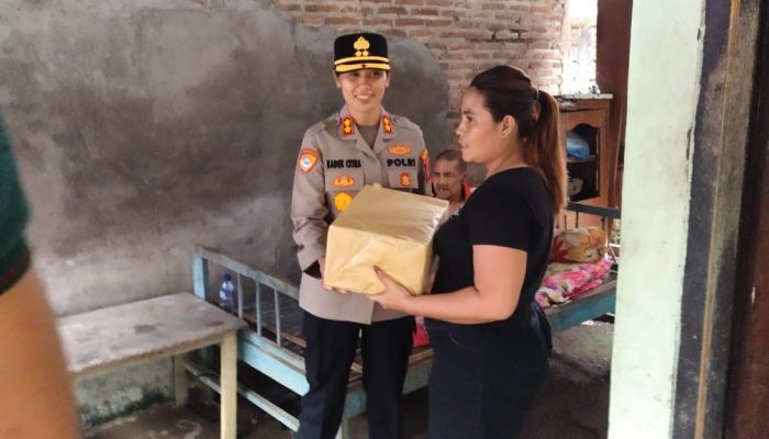 Kapolres Jembrana Salurkan Bantuan Sembako di Desa Melaya Lewat Program Minggu Kasih