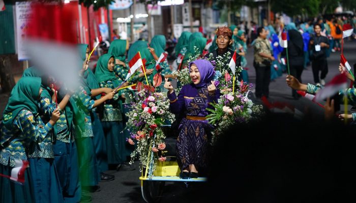 Delegasi APEKSI Naik Becak Susuri Jalan Dhoho Kota Kediri, Disambut Keramahan Warga