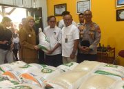 Tinjau Penyaluran Bantuan Pangan Cadangan Beras Pemerintah, Mbak Wali Pastikan Proses Berjalan Lancar dan Tepat Sasaran