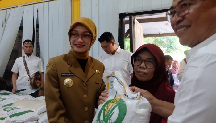 Mbak Wali Tinjau Penyaluran Bantuan Pangan Cadangan Beras Pemerintah di Kelurahan Tamanan