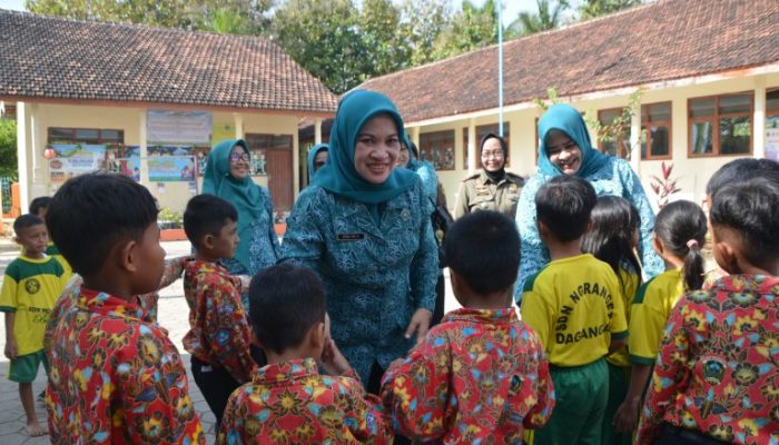 Ketua TP-PKK Kab Madiun Kunjungi Berbagai Layanan BST di Desa Ngranget