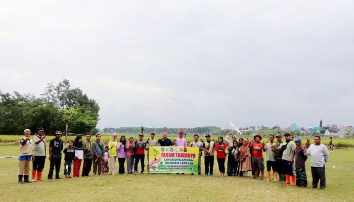 Gerakan Hijau Inklusif di Desa Tukum, DLH Apresiasi Aksi Kolaboratif Tanam Tabebuya dan Bersih Lingkungan