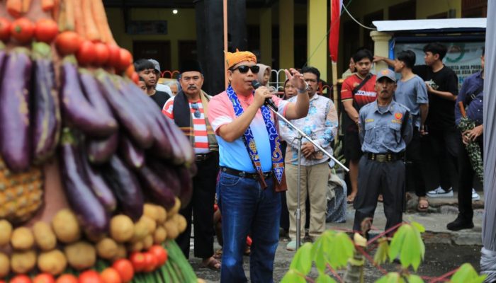 Warga Sukabumi Rayakan Bersih Kampung Bremi dengan Kirab Gunungan Hasil Bumi