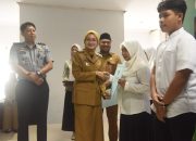 Serahkan Ijazah Kesetaraan, Mbak Wali Targetkan Tidak Ada Angka Putus Sekolah di Kota Kediri