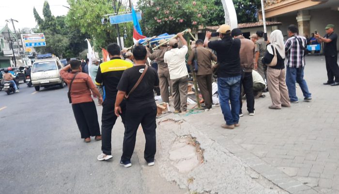 Satpol PP Kota Kediri Tegas Bongkar Tenda Aksi Pendemo Satu Bulan di Trotoar Jalan Urip Sumoharjo