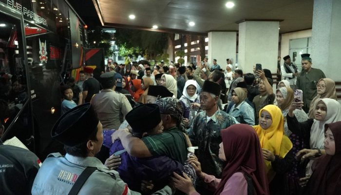 Kloter 86 Tiba di Kabupaten Kediri, Jemaah Haji Pulang dengan Selamat dan Penuh Syukur