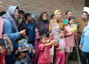 Mbak Wali Menyerahkan Bantuan Sosial Berupa Alat Bantu Mobilitas dan Biaya Hidup Bersama Dinsos