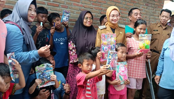 Mbak Wali Menyerahkan Bantuan Sosial Berupa Alat Bantu Mobilitas dan Biaya Hidup Bersama Dinsos