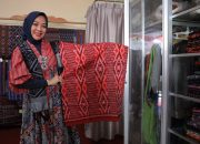 Kepincut Motifnya yang Cantik, Istri Wali Kota Probolinggo Borong Tenun Ikat Bandar Kidul Kota Kediri