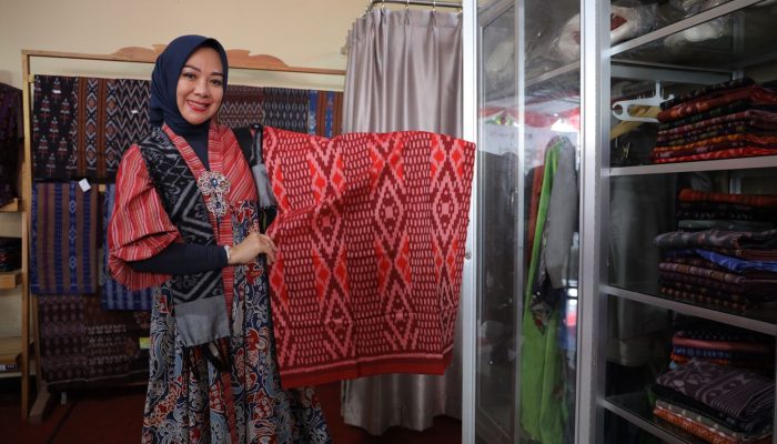 Kepincut Motifnya yang Cantik, Istri Wali Kota Probolinggo Borong Tenun Ikat Bandar Kidul Kota Kediri