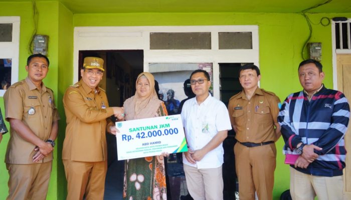 Wali Kota Dokter Aminuddin Serahkan Santunan Jaminan Kematian ke 8 Ahli Waris