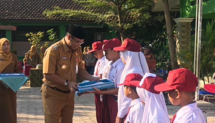 Ringankan Beban Orang Tua, Bupati Sragen Bagikan Seragam Gratis untuk Pelajar SD hingga SMP
