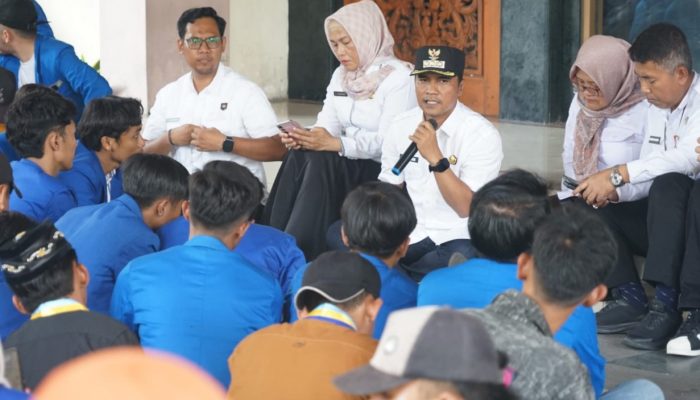 Temui Pendemo PMII, Bupati Bangkalan Janji Bereskan Masalah PAD, Pajak, THL dan Sampah