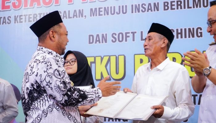 Salut, Kades Lulus Kejar Paket C Program Jaketku, Bupati Gresik : Semangat Belajar Tak Mengenal Usia