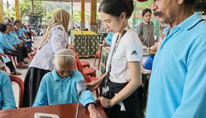 Mahasiswa KKN UNEJ Beri Energi Baru di Posyandu Lansia Abi Yoso Tunjungrejo