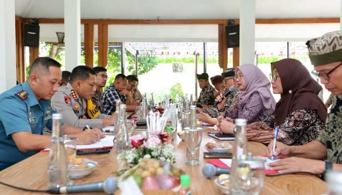 Urai Kemacetan Jalur Situbondo-Banyuwangi, Bupati Ipuk Ajukan Bantuan Penambahan Kapal di Pelabuhan Ketapang