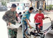 Sinergi TNI-Polri Bantu Warga Tunjungrejo dalam Pembagian Bantuan Pangan