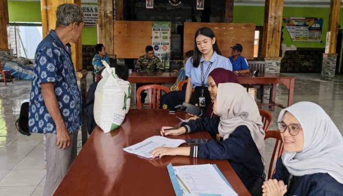 Mahasiswa KKN Turut Sukseskan Pembagian Bantuan Pangan di Desa Tunjungrejo