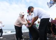 PKK Lumajang Gerakkan Aksi Bersih Pantai dan Tangani Isu Sosial