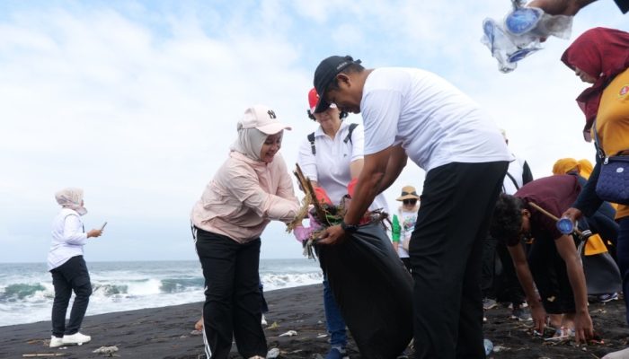 PKK Lumajang Gerakkan Aksi Bersih Pantai dan Tangani Isu Sosial