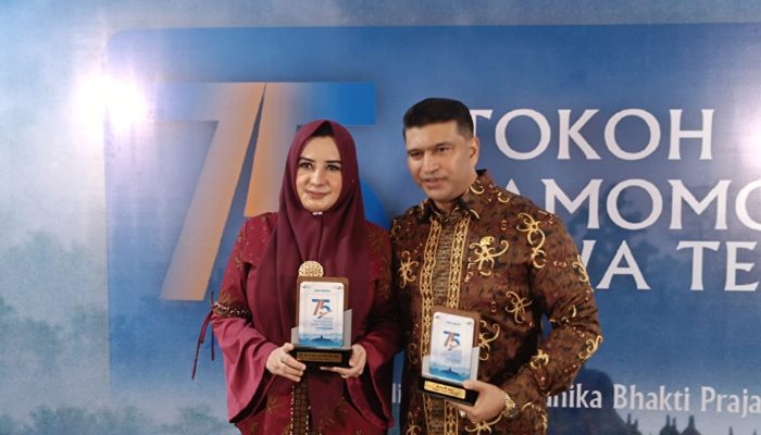 Bupati Pekalongan Dan Suami Terima Penghargaan Tokoh Pamomong 2025