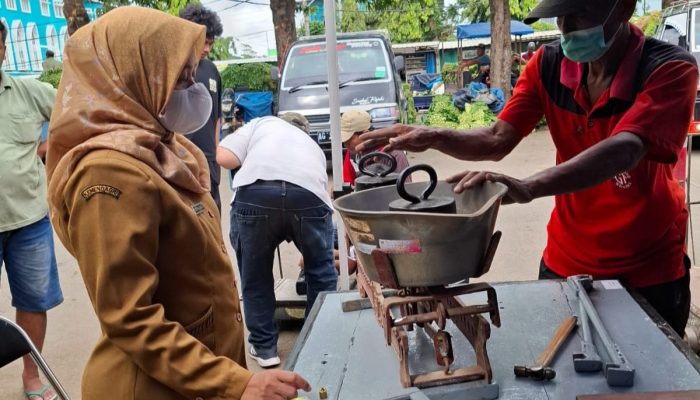 Lakukan Pengawasan Berkala Alat UTTP Pedagang, Pemkot Kediri Gelar Tera Ulang Ke Sejumlah Pasar dan Toko Perhiasan