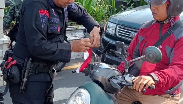Brimob Tohpati Bagikan Bendera Merah Putih kepada Pengendara, Sambut HUT RI ke 80