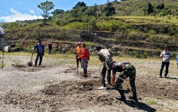 Satgas Yonif 741/GN Pos Nananoe Laksanakan Pembersihan Lapangan Bersama Masyarakat Binaan
