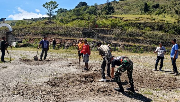 Satgas Yonif 741/GN Pos Nananoe Laksanakan Pembersihan Lapangan Bersama Masyarakat Binaan
