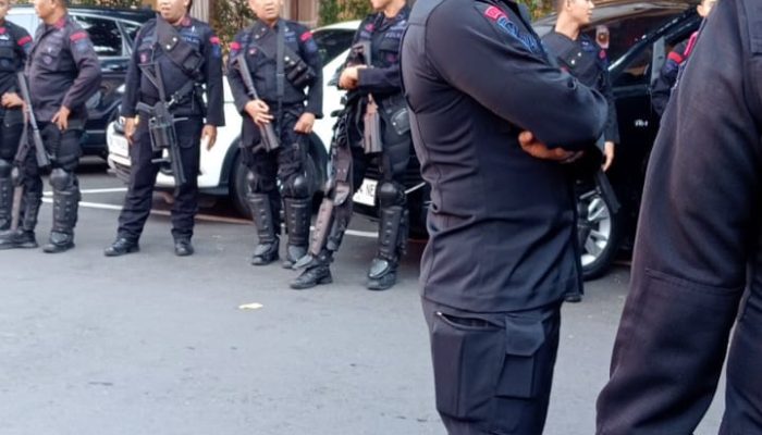 PHH Brimob Polda Bali Jadi Garda Terdepan Saat Demo Ricuh di Depan DPRD Bali