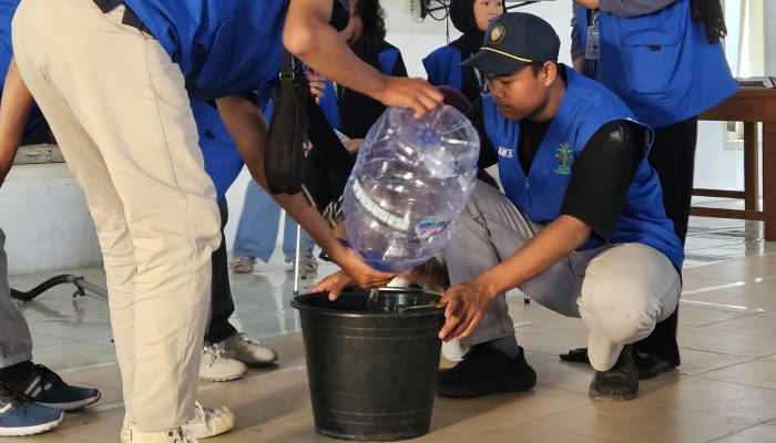Mahasiswa KKN PSDKU UB Kediri Ajak Warga Terapkan Teknologi Tepat Guna Dalam Mengendalikan Hama Embug Berbasis Agen Hayati Untuk Mendukung Pertanian Berkelanjutan di Desa Gondang