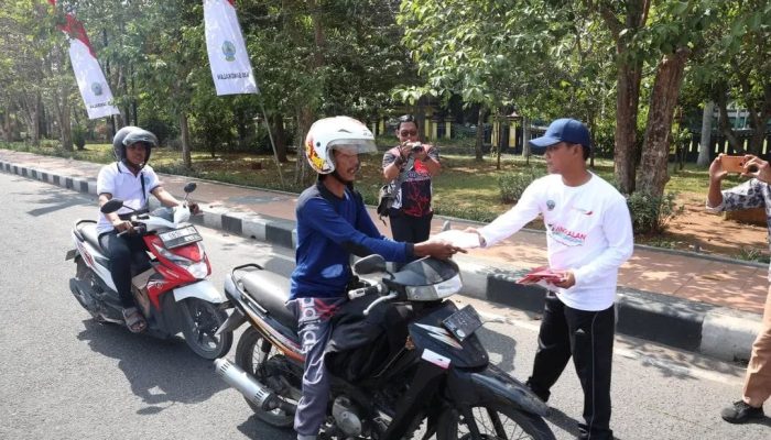 Jelang HUT RI ke-80, Bupati Bangkalan Bagikan 1.000 Bendera Merah Putih ke Masyarakat