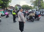 Satbrimobda Bali Atur Lalu Lintas di Jalan WR Supratman, Antisipasi Kemacetan Pagi Hari