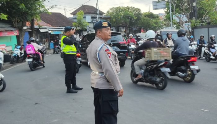 Satbrimobda Bali Atur Lalu Lintas di Jalan WR Supratman, Antisipasi Kemacetan Pagi Hari