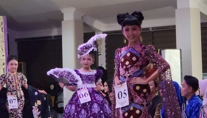 Aralyn Raisya Raih Juara Best Public Speaking Duta Batik Kediri 2025, Bangga Kenakan Batik Merak Kembar