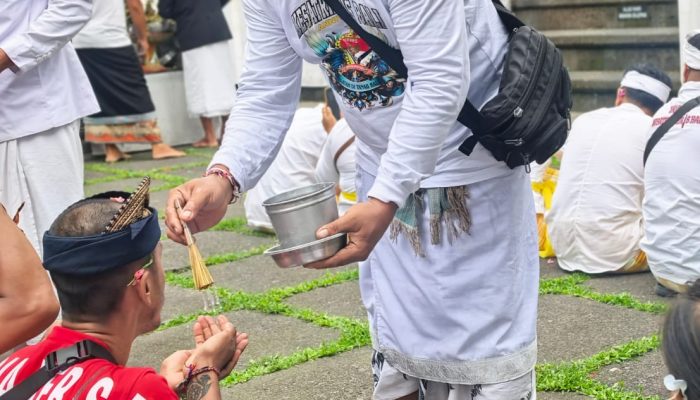 Kegiatan Bersih-Bersih dan Sembahyang Bersama di Kawasan Suci Pura Besakih