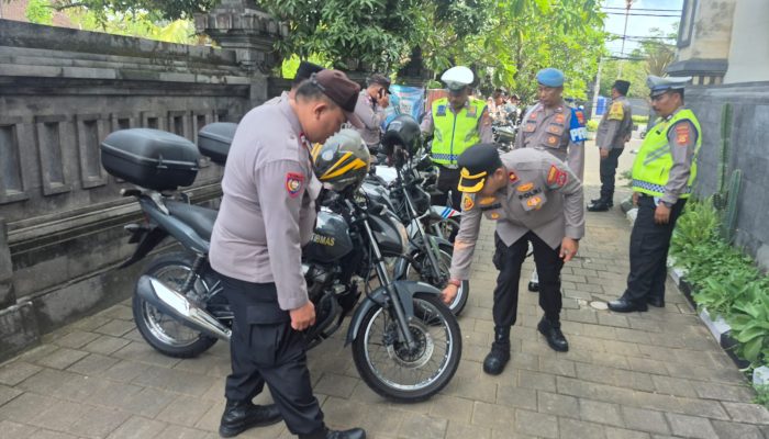 Kapolsek Kuta Selatan Pimpin Pemeriksaan Kesiapan Kendaraan Dinas Jelang Pengamanan Malam Tahun Baru