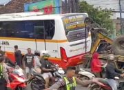 Bus Harapan Jaya Hilang Kendali, Seruduk Kendaraan dan Rumah Warga