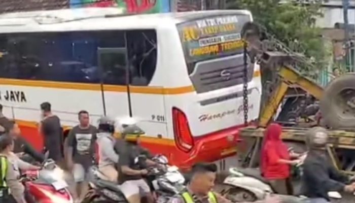 Bus Harapan Jaya Hilang Kendali, Seruduk Kendaraan dan Rumah Warga